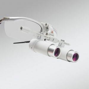 Zestaw L zawierający dodatkowo lampkę diodową LED LoupeLight2 z akumulatorem kieszonkowym mPack mini i ładowarką transformatorową E4-USB   Lupa okularowa 6x/340 (belka z systemem i-View